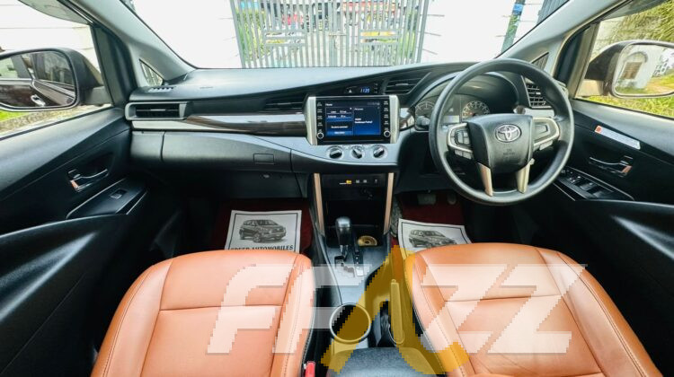 TOYOTA INNOVA CRYSTA 2.4 G AT